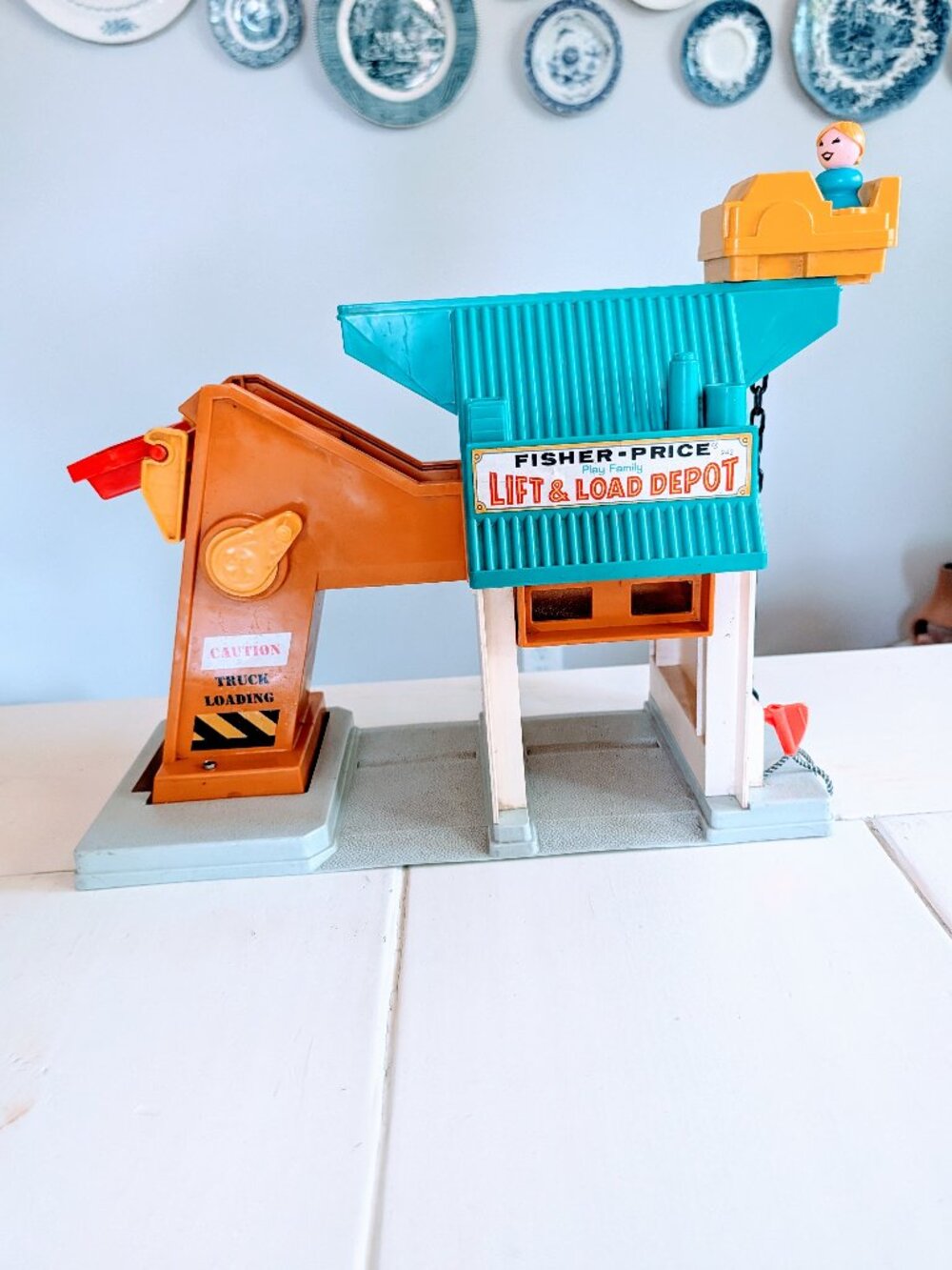 VTG 1977 Fisher-Price Little People #942 Lift & Load Depot w/ Mom Figure Works